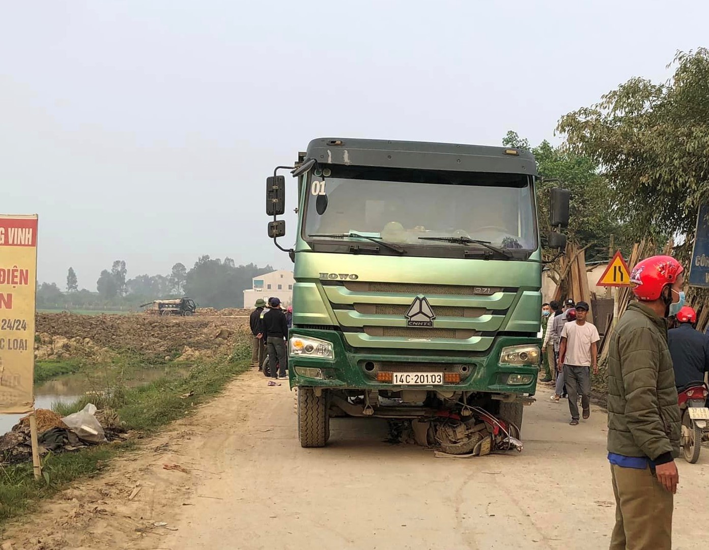 Ba mẹ con tử vong trên đường đi học