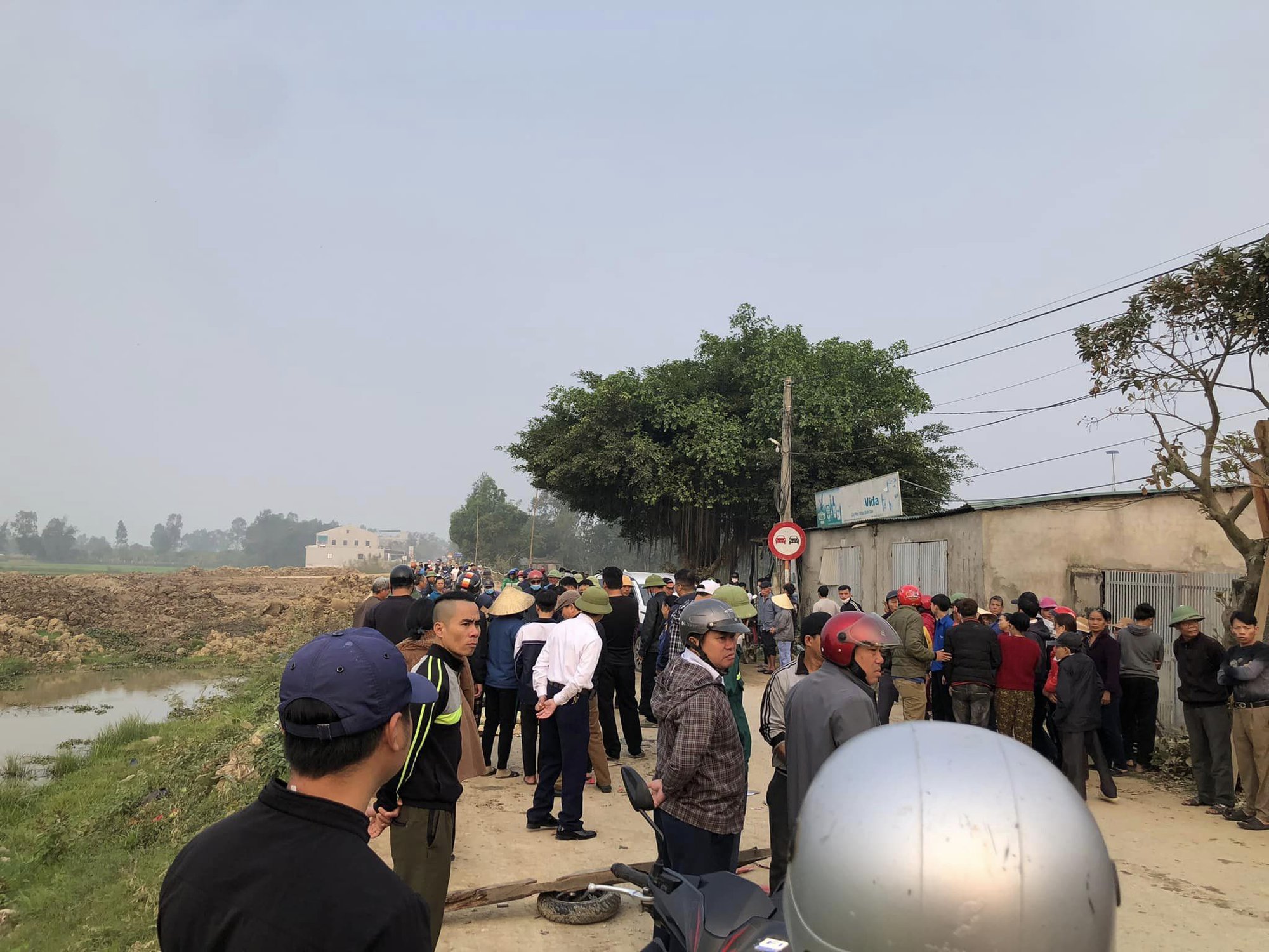 Ba mẹ con tử vong tr&ecirc;n đường đi học - Ảnh 2.
