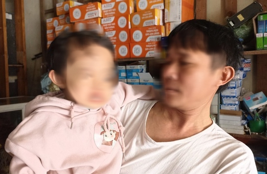 Người lớn m&acirc;u thuẫn, b&eacute; g&aacute;i hơn 2 tuổi bị xịt hơi cay v&agrave;o mắt - Ảnh 1.