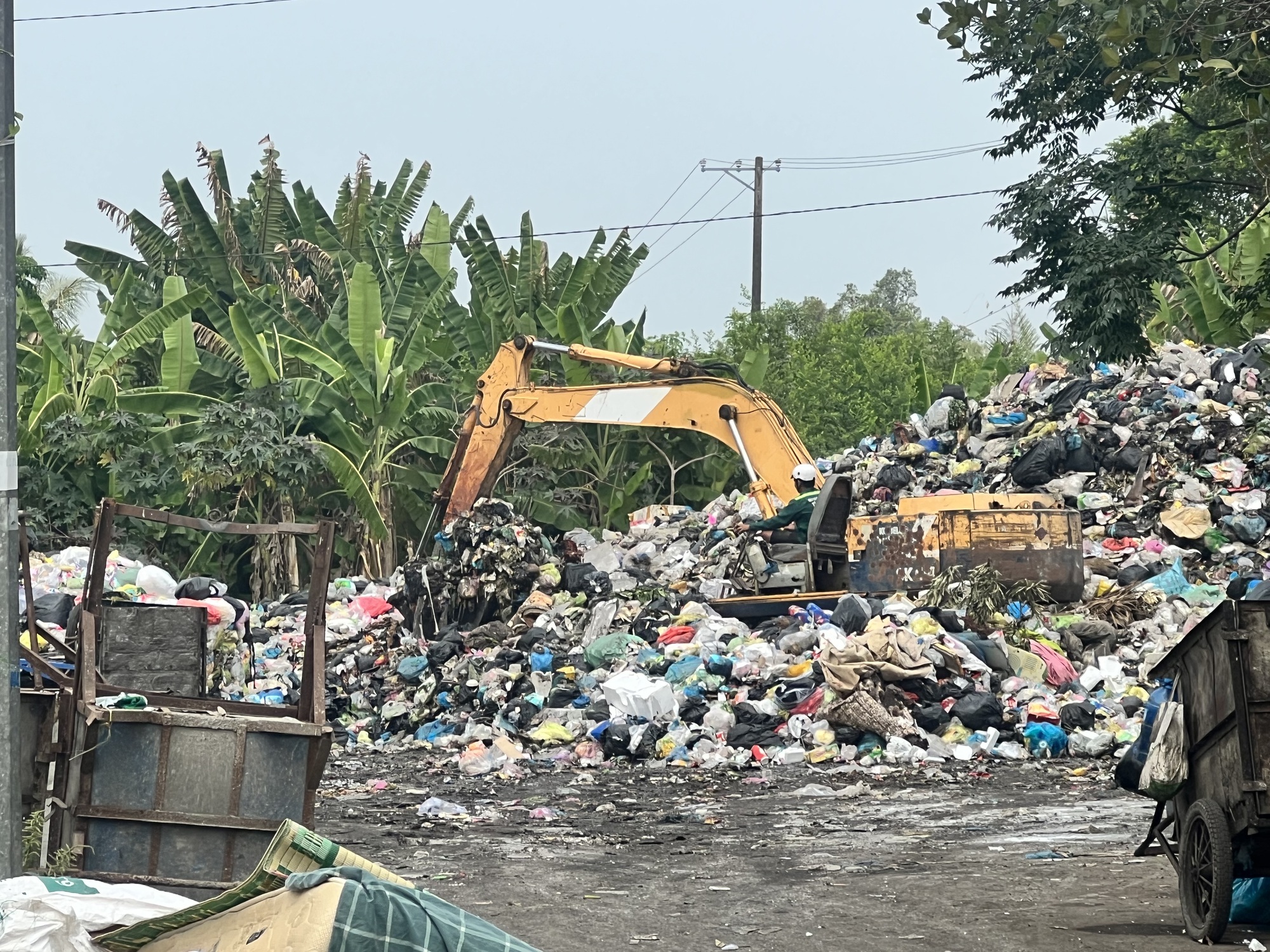 Ngán ngẩm với bãi tập kết rác - Ảnh 1.