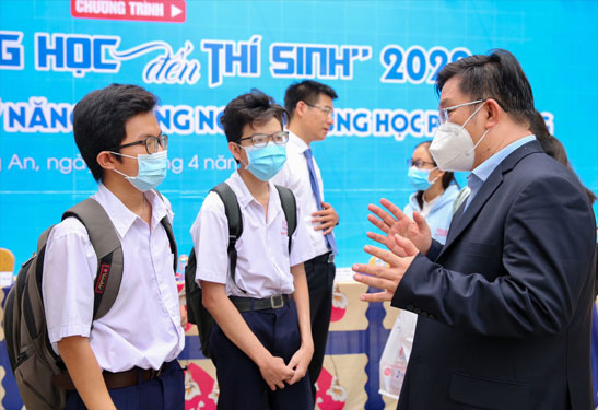 Đưa trường học đến thí sinh 2023: Giải đáp nỗi lo nghề nghiệp - Ảnh 2.