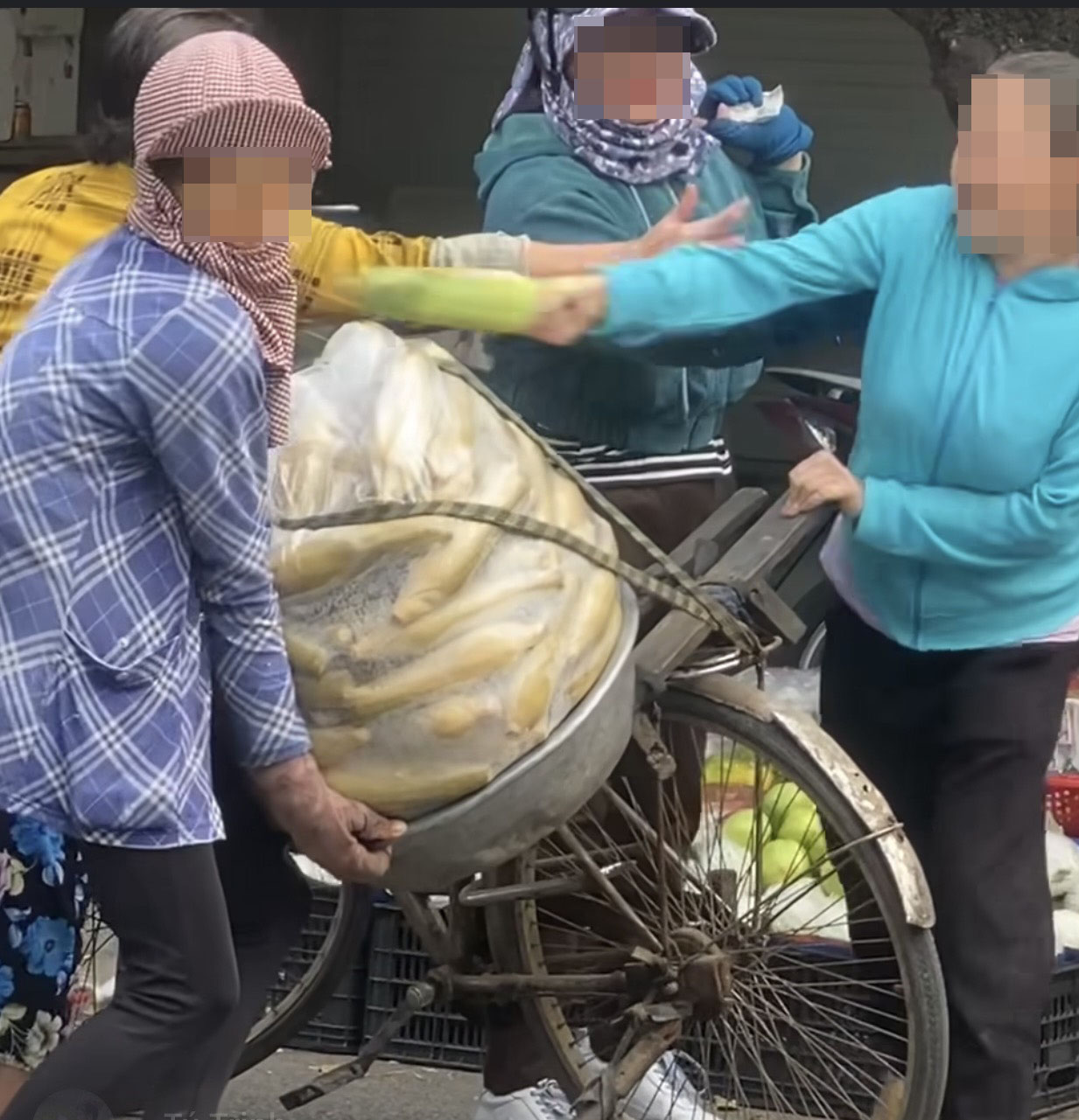 Cụ bà bán bắp bị người phụ nữ bán đậu hũ đánh túi bụi ở Bà Rịa - Vũng Tàu