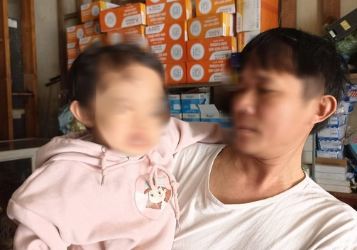 Người lớn mâu thuẫn, bé gái hơn 2 tuổi bị xịt hơi cay vào mắt