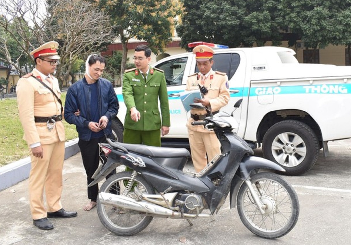 CSGT truy đuổi, bắt tên cướp xe máy của nữ sinh