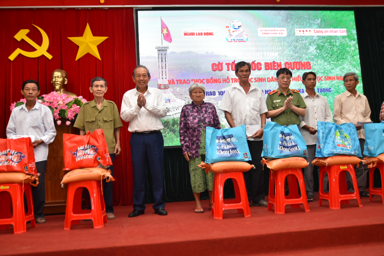 15.000 lá cờ Tổ quốc và 300 suất học bổng đến với Long An - Ảnh 9.