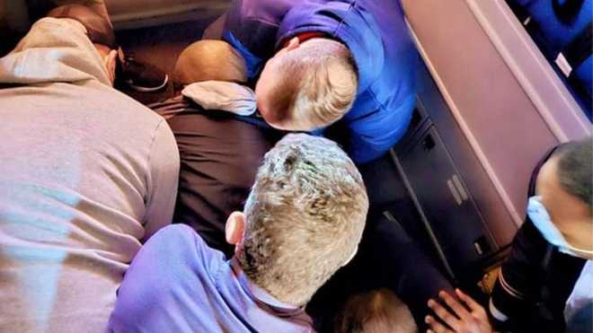 Mỹ: Mở cửa thoát hiểm, đâm tiếp viên hàng không bằng muỗng gãy
