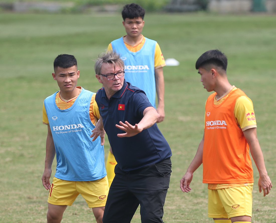 HLV Troussier: &ldquo;C&oacute; 14, 15 cầu thủ U20 Việt Nam v&agrave;o danh s&aacute;ch SEA Games 32&rdquo; - Ảnh 2.