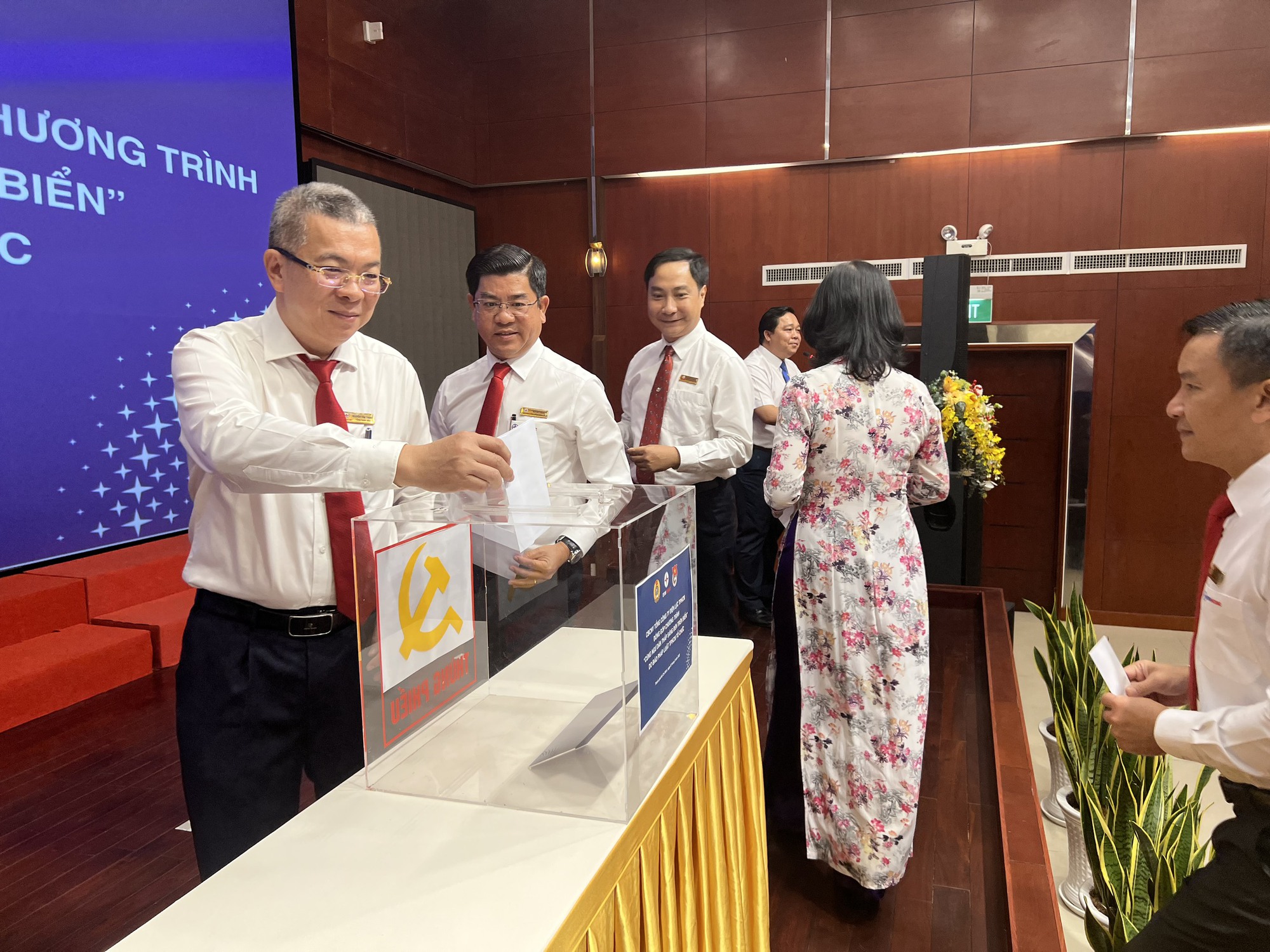 Công đoàn EVNHCMC ủng hộ Chương trình "Cùng ngư dân thắp sáng đèn trên biển"