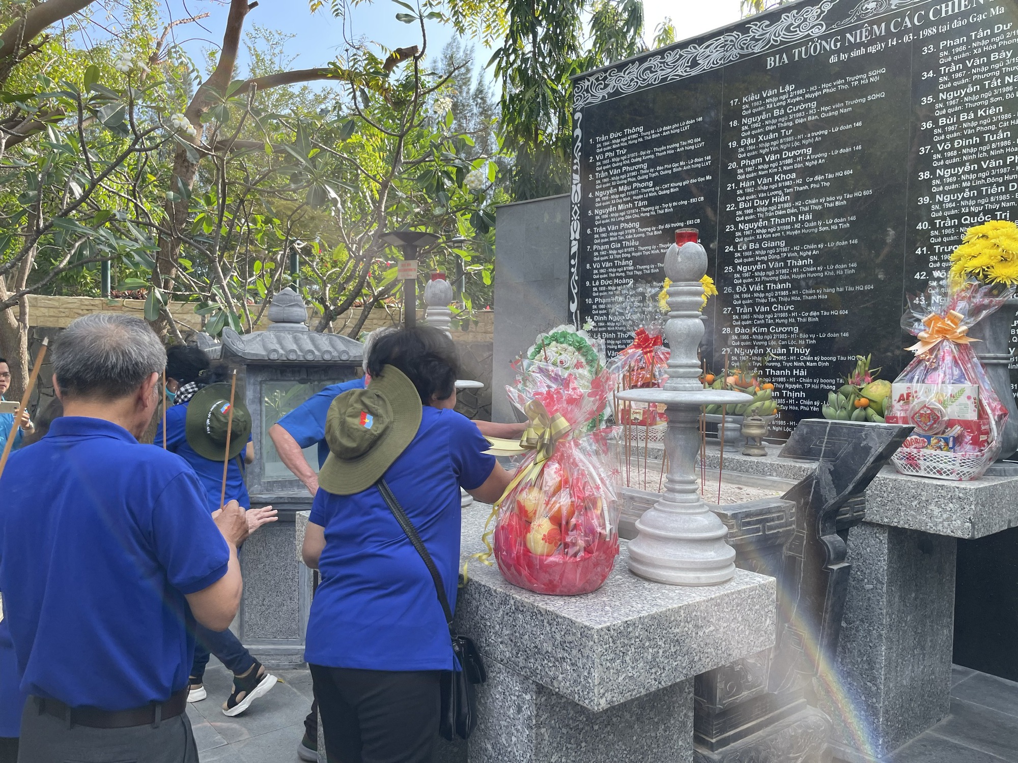 H&agrave;nh tr&igrave;nh Sống m&atilde;i tuổi hai mươi đến Khu tưởng niệm Chiến sĩ Gạc Ma - Ảnh 3.