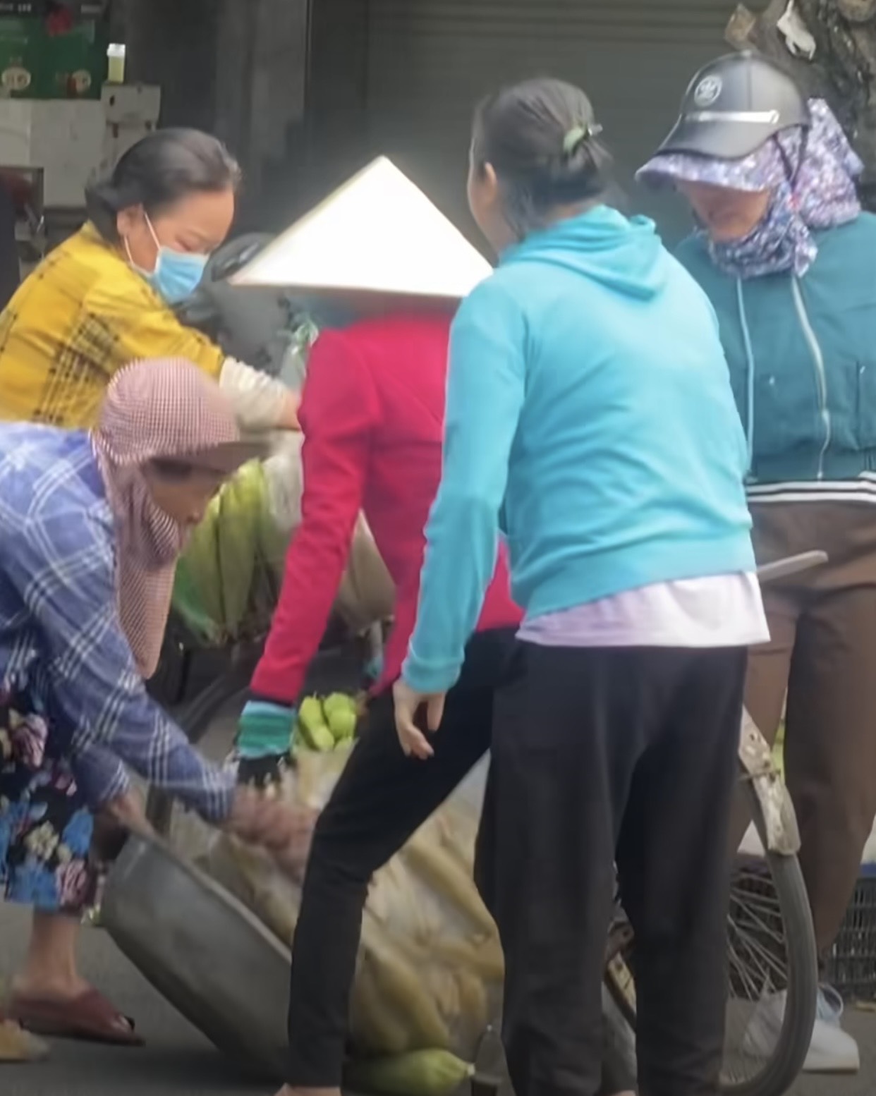 Cụ b&agrave; b&aacute;n bắp bị người phụ nữ b&aacute;n đậu hũ đ&aacute;nh t&uacute;i bụi ở B&agrave; Rịa - Vũng T&agrave;u - Ảnh 3.