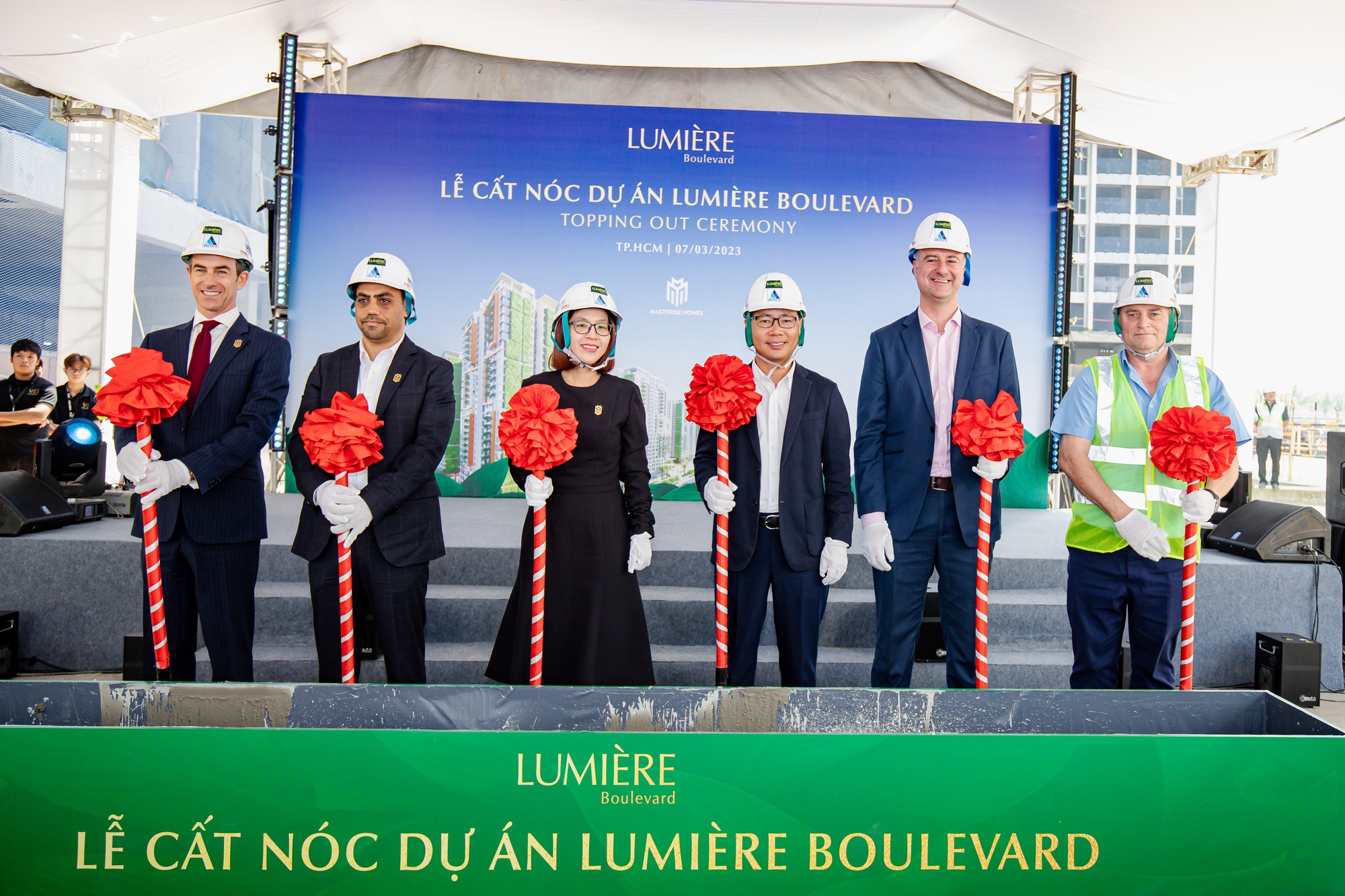 Masterise Homes chính thức cất nóc LUMIÈRE Boulevard - Ảnh 1. Masterise Homes chính thức cất nóc LUMIÈRE Boulevard - Ảnh 1.