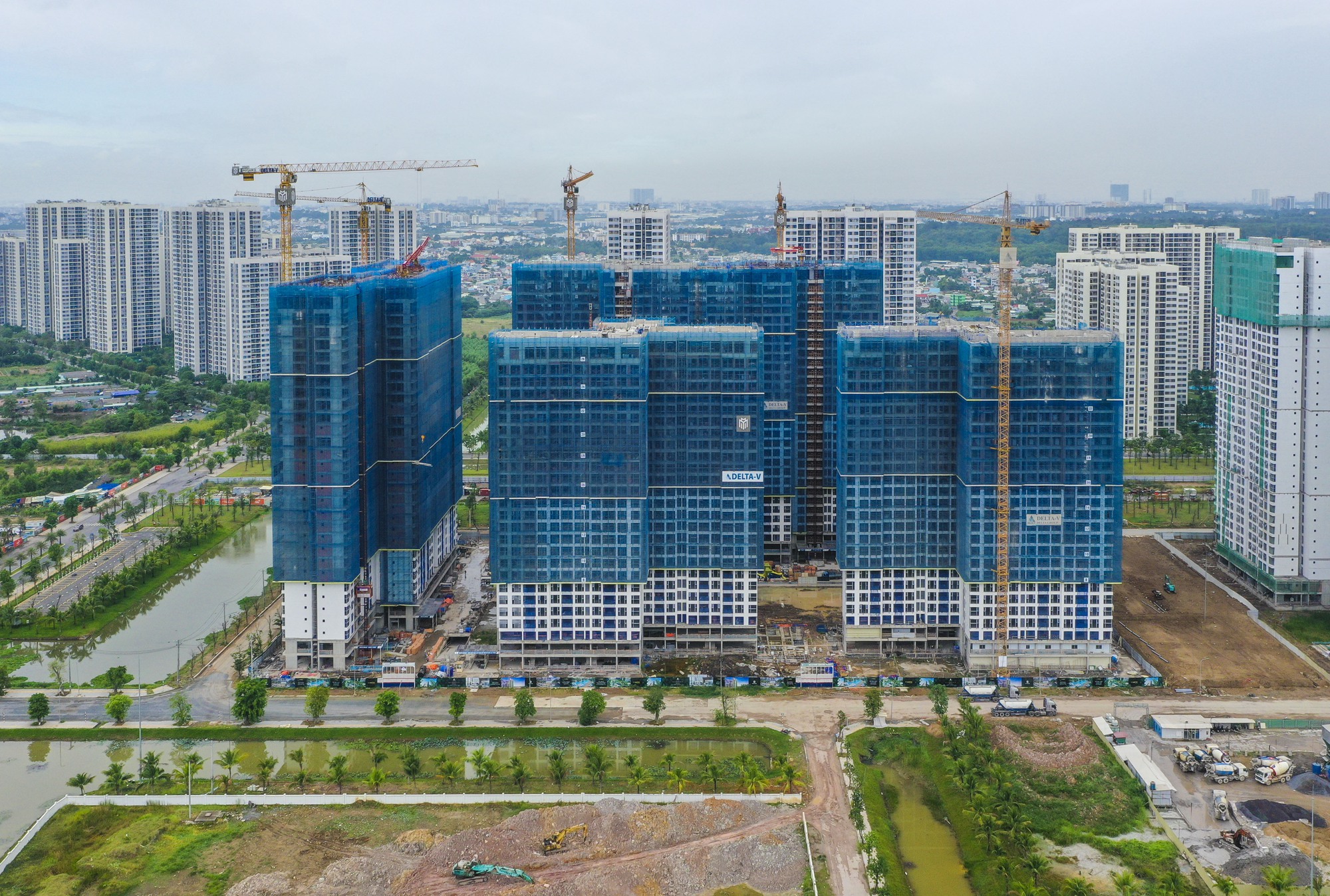 Masterise Homes chính thức cất nóc LUMIÈRE Boulevard - Ảnh 3. Masterise Homes chính thức cất nóc LUMIÈRE Boulevard - Ảnh 3.