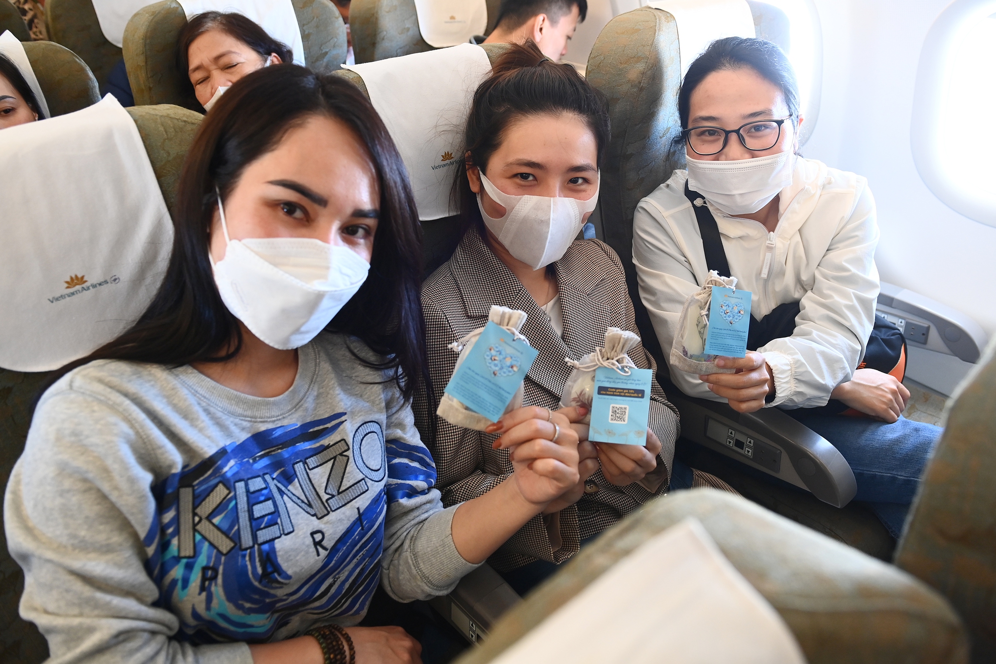Cận cảnh chuyến bay đặc biệt toàn nữ dịp 8-3 - Ảnh 4.