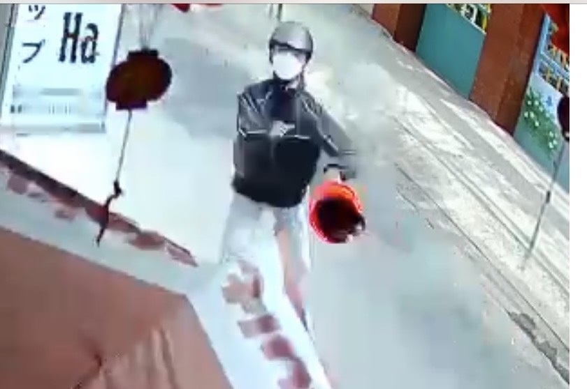 Diễn biến mới vụ tạt chất bẩn vào tiệm bánh để đòi nợ