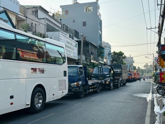 Đi đăng kiểm xe,  mất 1 ng&agrave;y chưa chắc đ&atilde; xong - Ảnh 2.