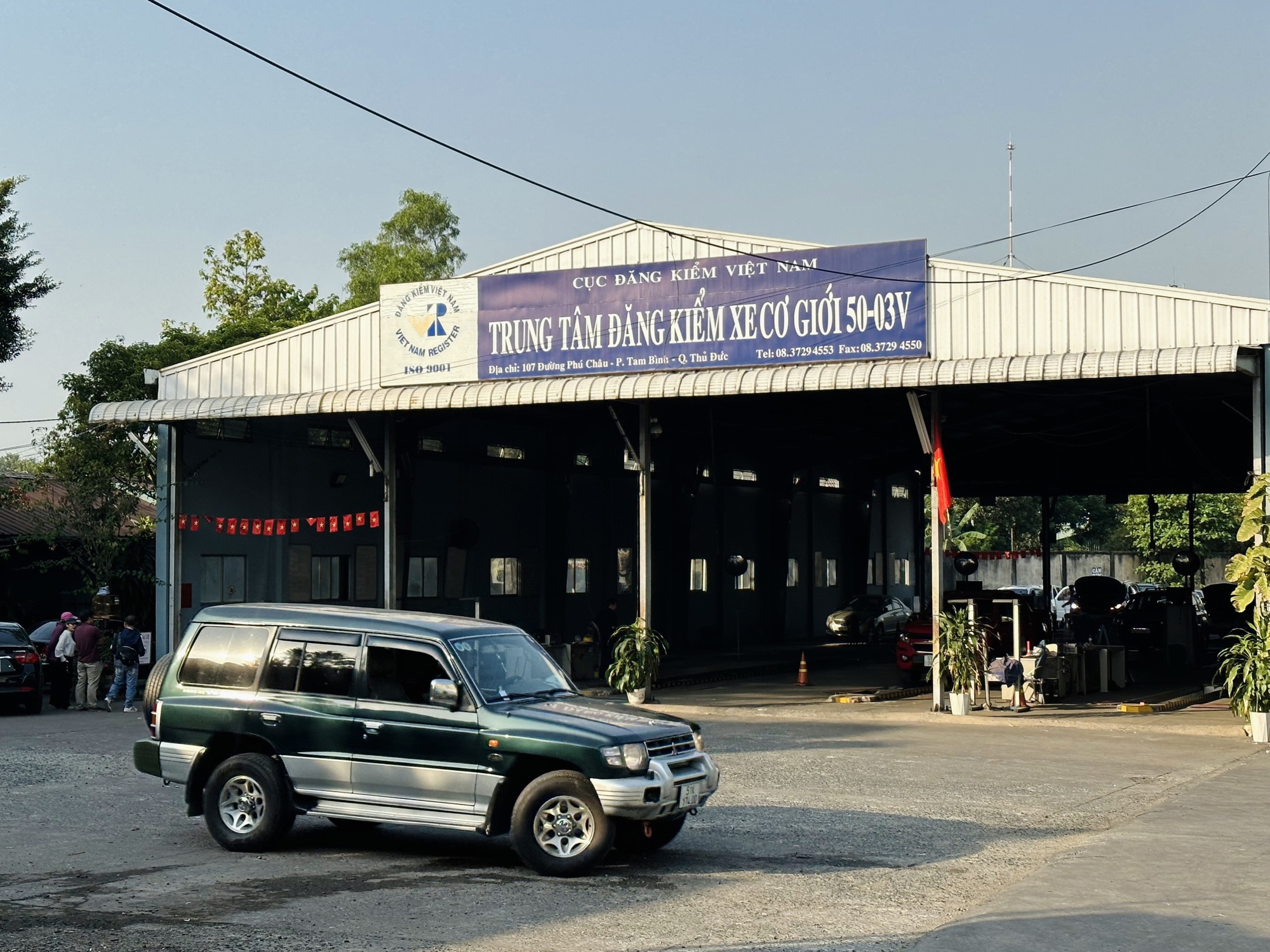 Đi đăng kiểm xe,  mất 1 ng&agrave;y chưa chắc đ&atilde; xong - Ảnh 1.