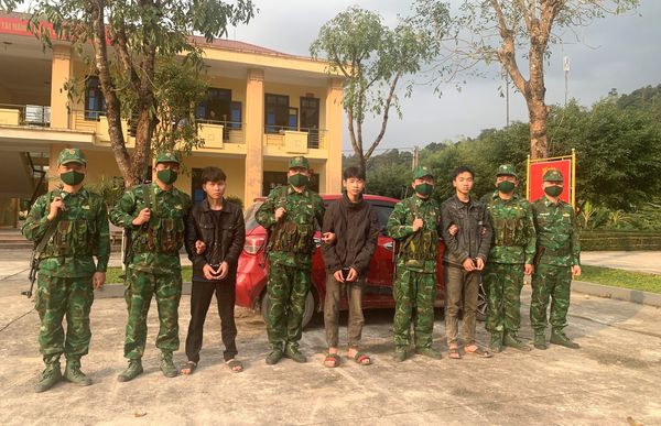 Bắt quả tang 2 người Trung Quốc đang cắt rừng vượt biên trái phép sang Lào