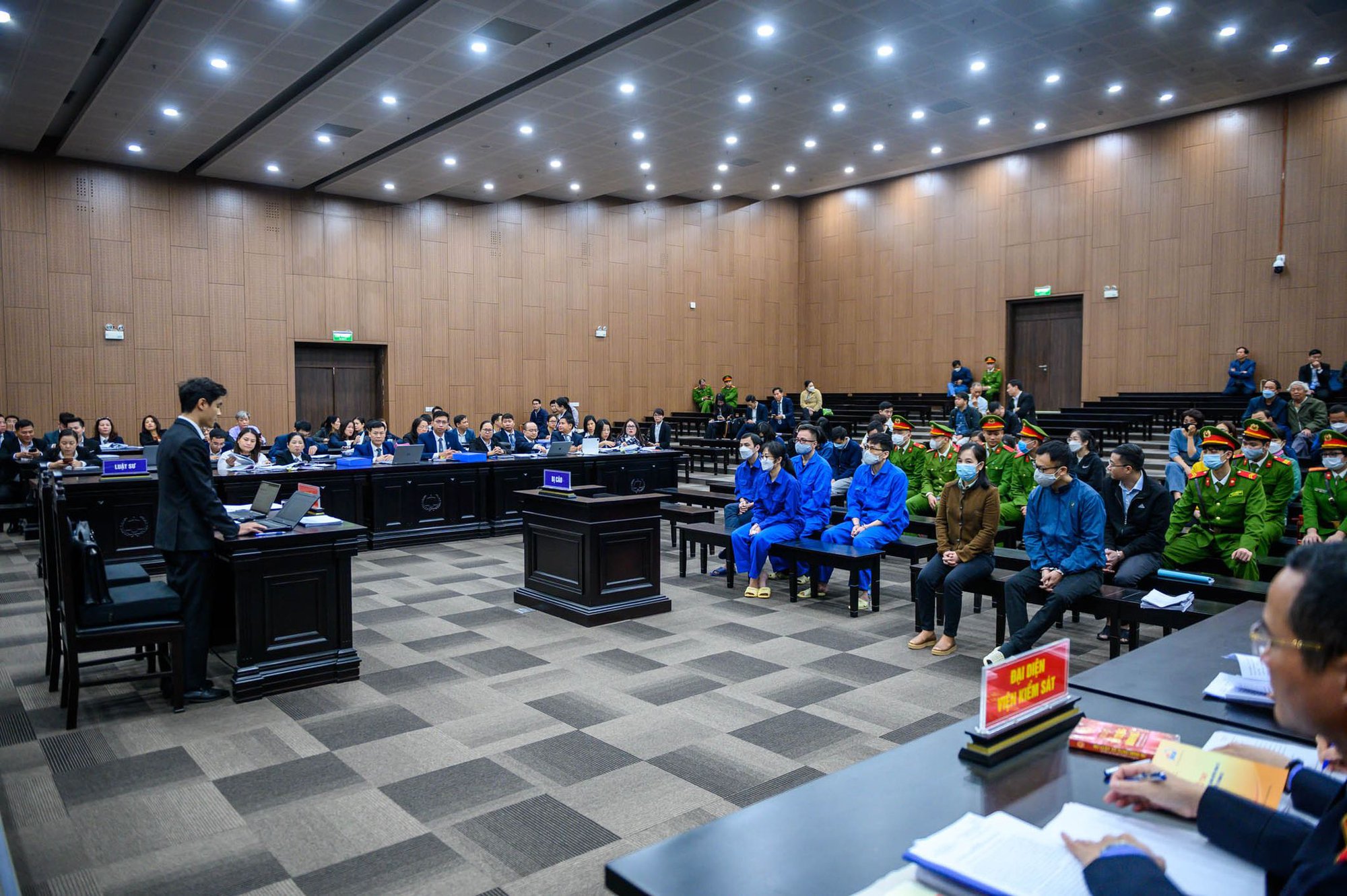 Nữ trùm lừa đảo cấu kết với 17 cán bộ ngân hàng chiếm đoạt 433 tỉ đồng - Ảnh 2.