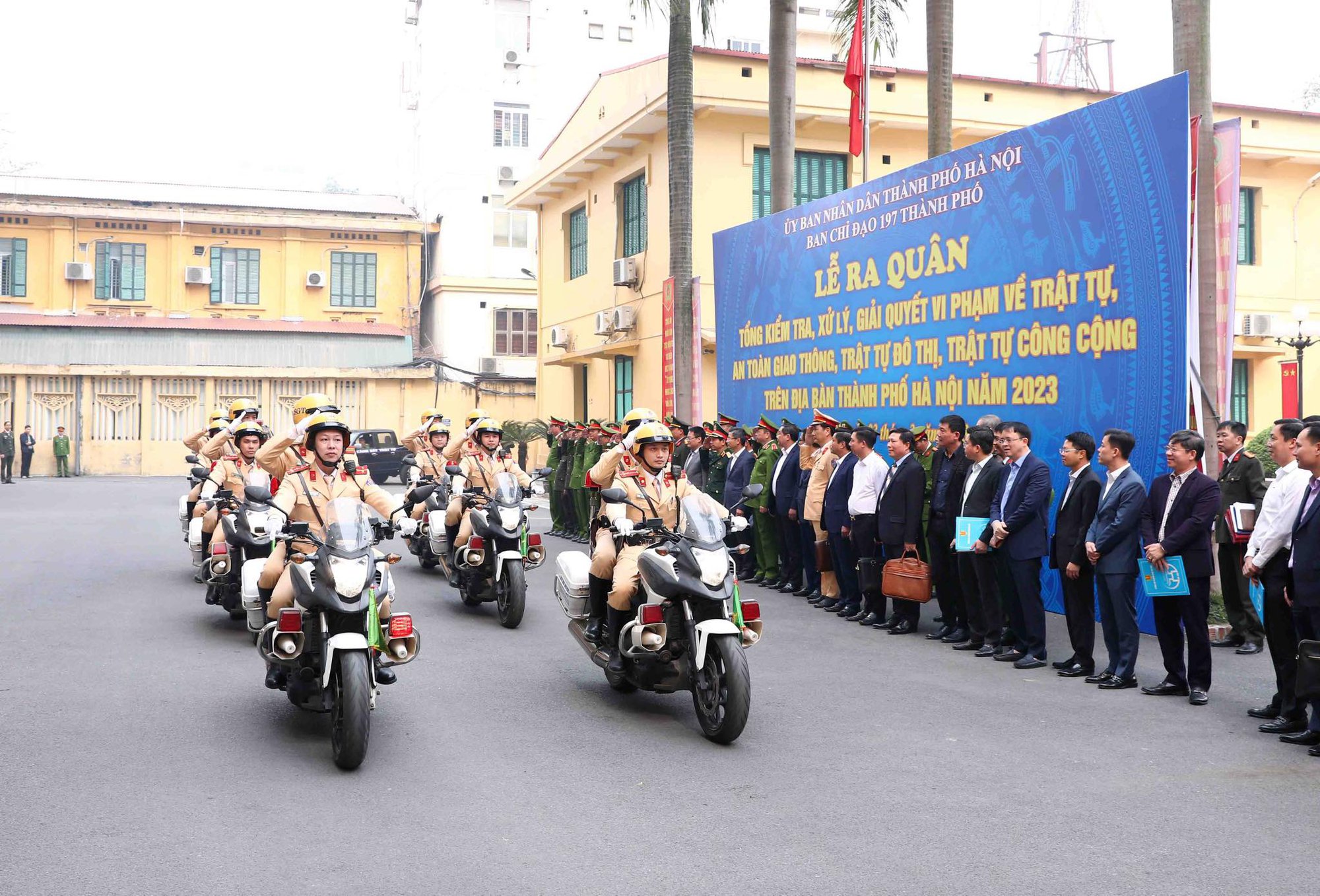 &Ocirc;ng Trần Sỹ Thanh: B&ecirc;u t&ecirc;n chủ tịch quận, huyện để xảy ra vi phạm vỉa h&egrave;, l&ograve;ng đường - Ảnh 1.