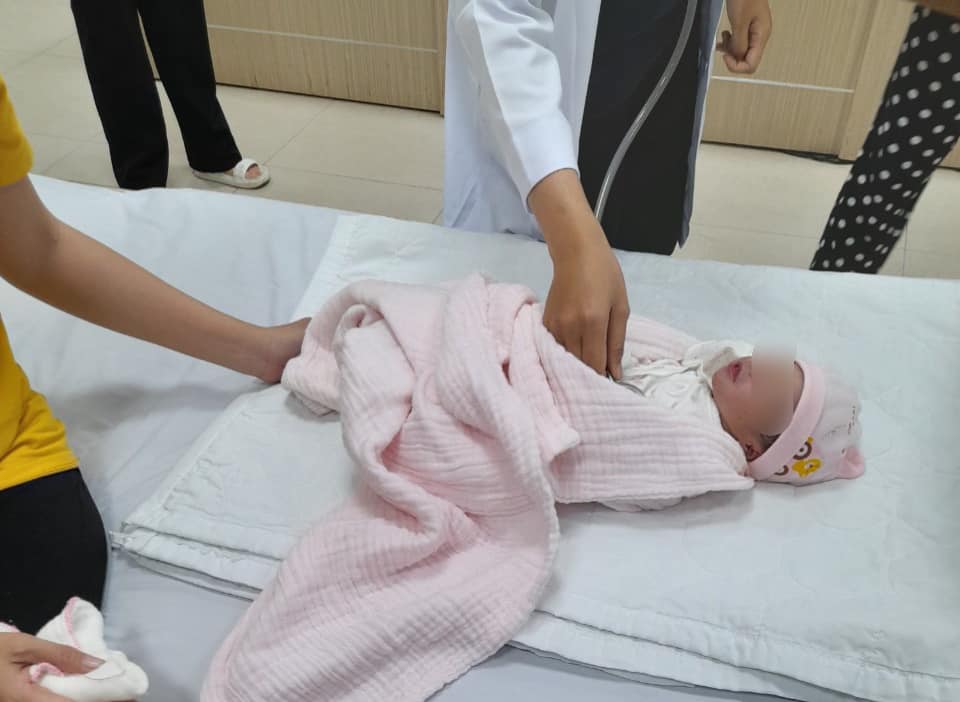 Phát hiện bé gái mới sinh trong túi nilon bịt kín tại bãi rác