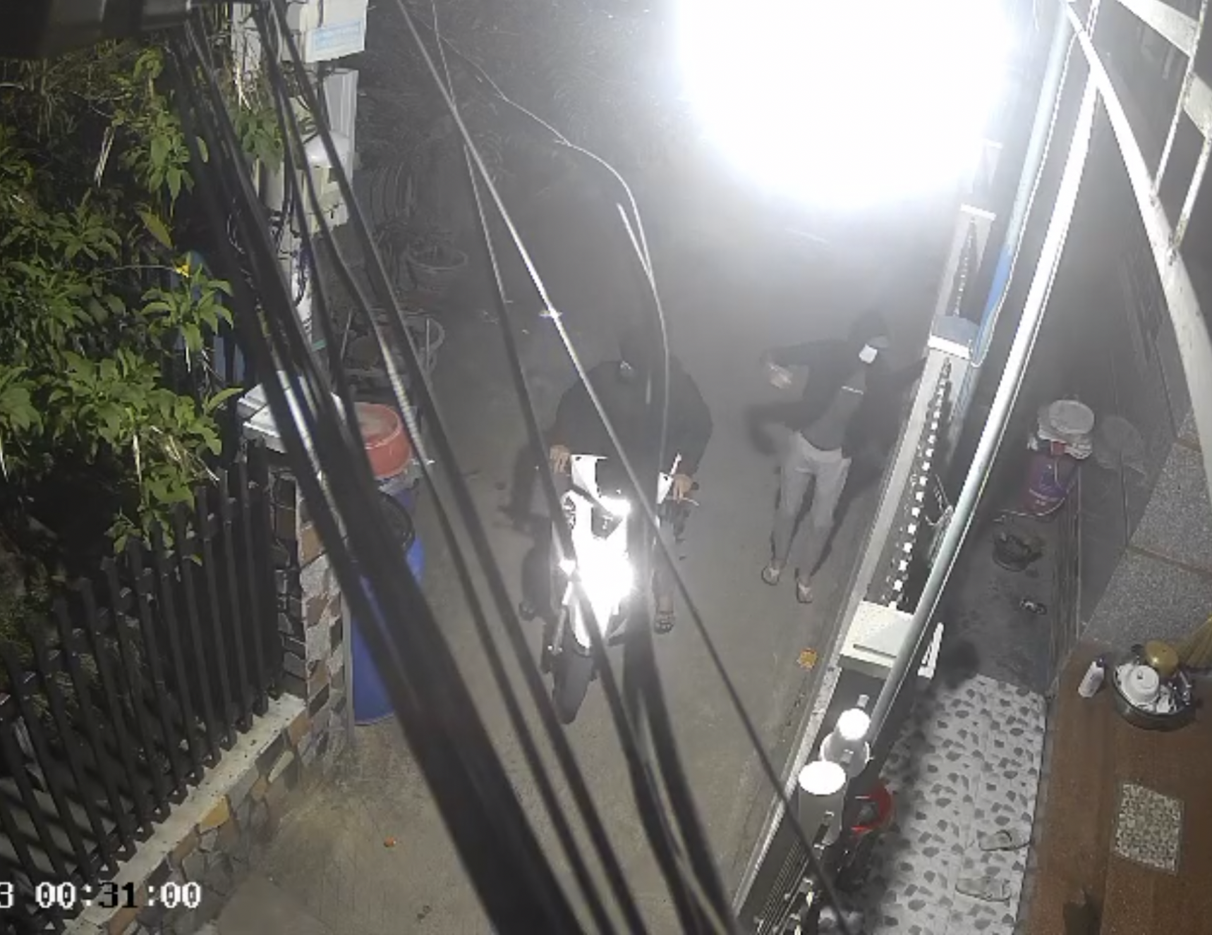 CLIP: Vụ liên tục “khủng bố” nhà dân bằng mắm thối, sơn, gạch đá: Các đối tượng tiếp tục hành động như thách thức?