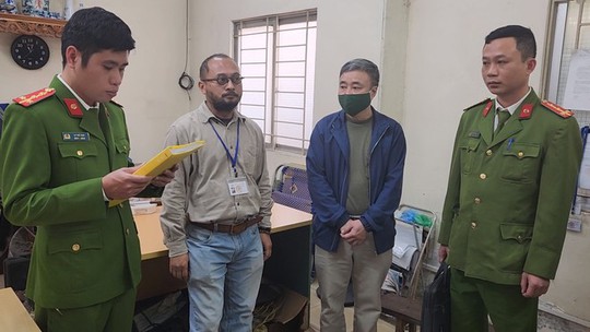 Gi&aacute;m đốc, ph&oacute; gi&aacute;m đốc trung t&acirc;m đăng kiểm chia tiền nhận tiền hối lộ theo bậc thang - Ảnh 1.