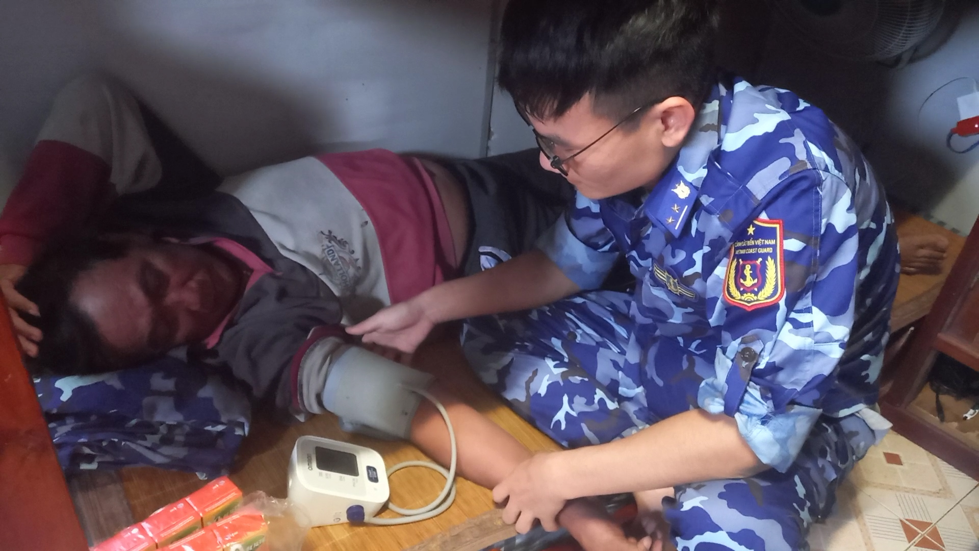 CLIP: Cận cảnh giải cứu thuyền viên gặp nạn trên biển - Ảnh 2.