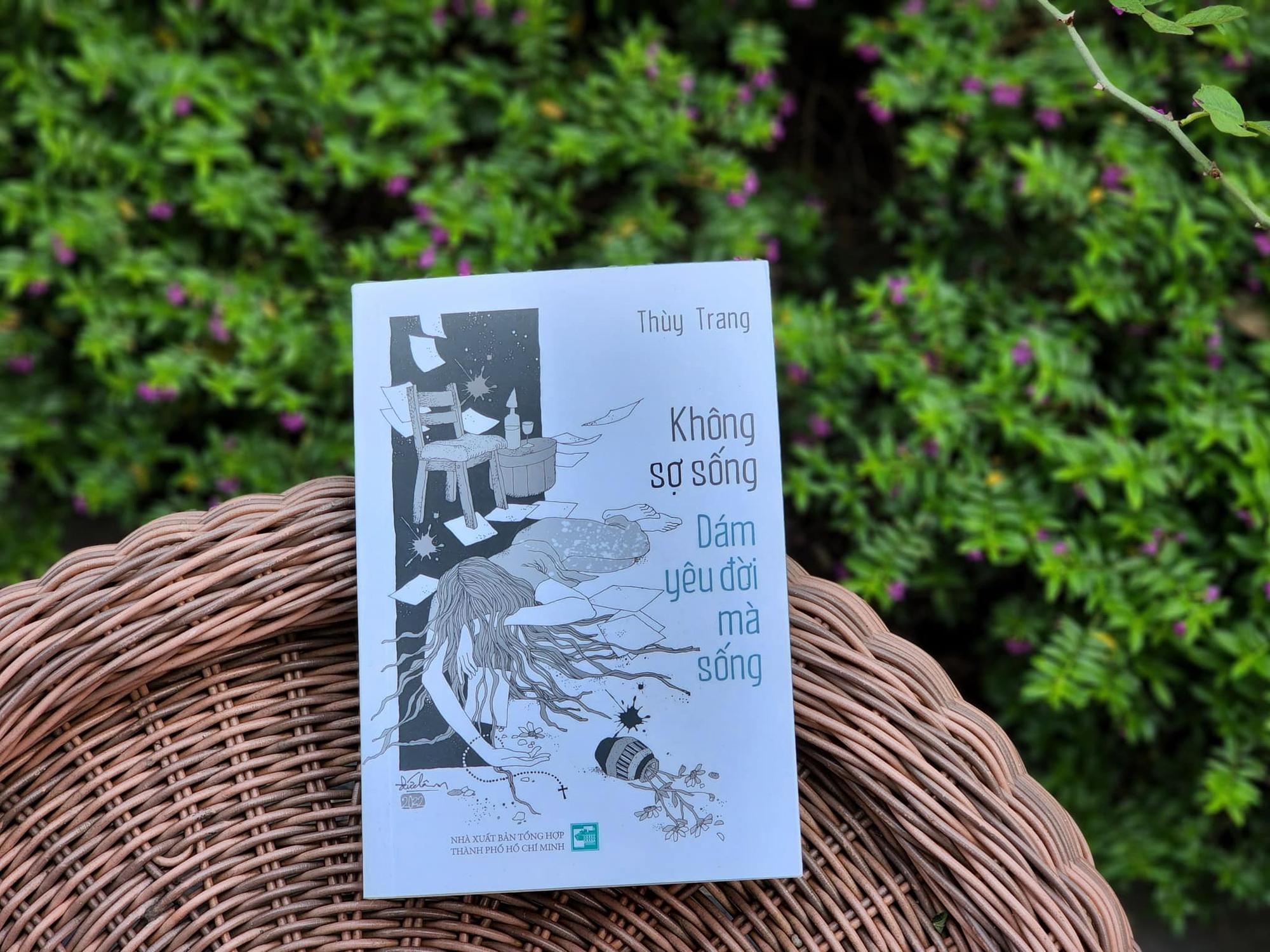 Tập sách "Đủ ấm lòng nhau một quãng đường" - Hồn chữ bay cao, tâm chữ đọng lại - Ảnh 4.