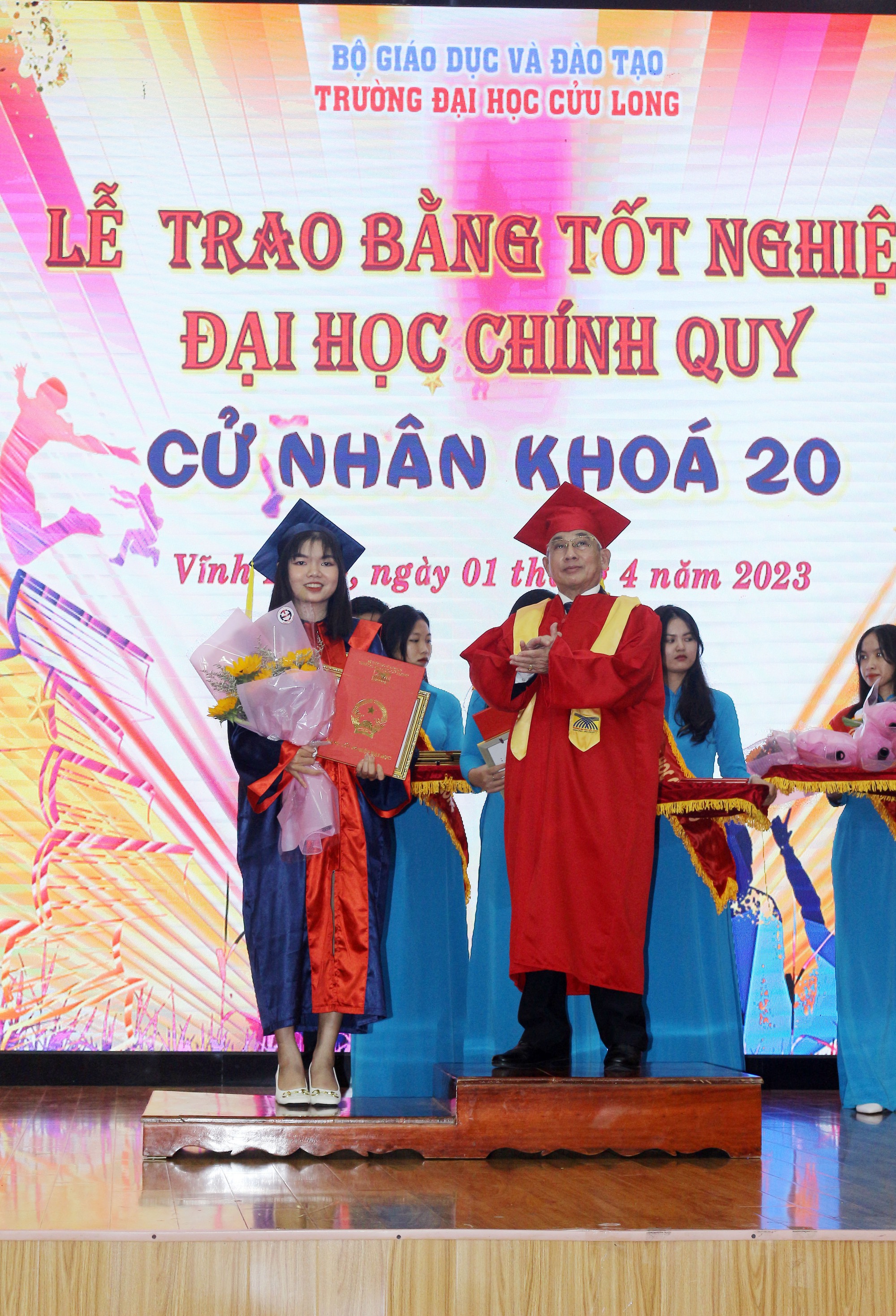 Trường ĐH Cửu Long trao bằng tốt nghiệp cho gần 300 t&acirc;n cử nh&acirc;n - Ảnh 3.