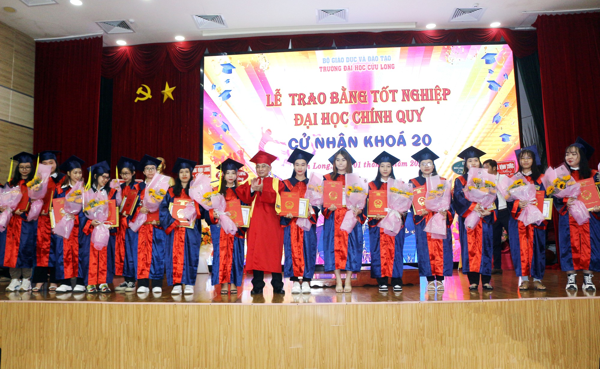 Trường ĐH Cửu Long trao bằng tốt nghiệp cho gần 300 tân cử nhân