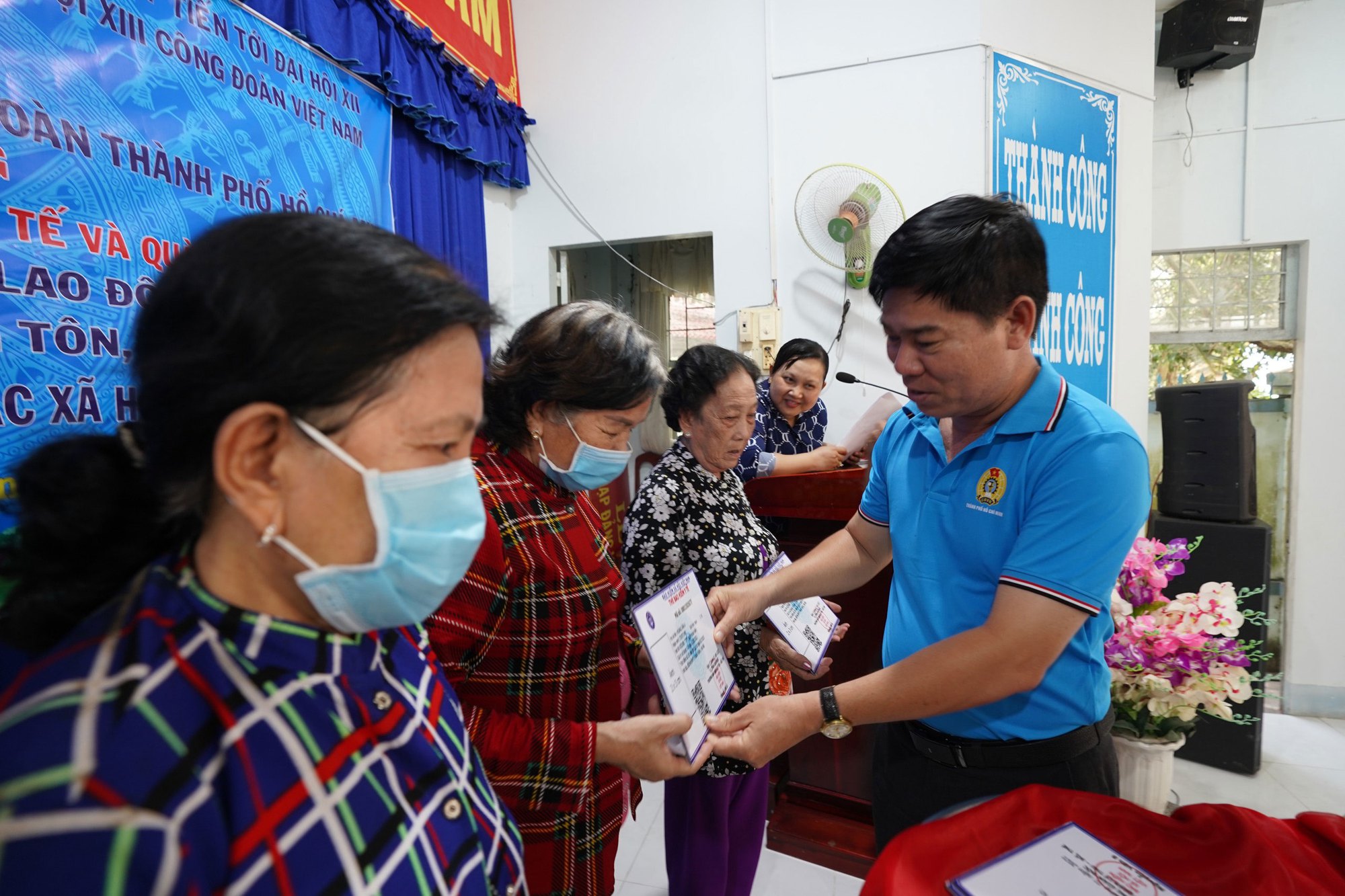 Tặng thẻ BHYT cho người nghèo vùng biên