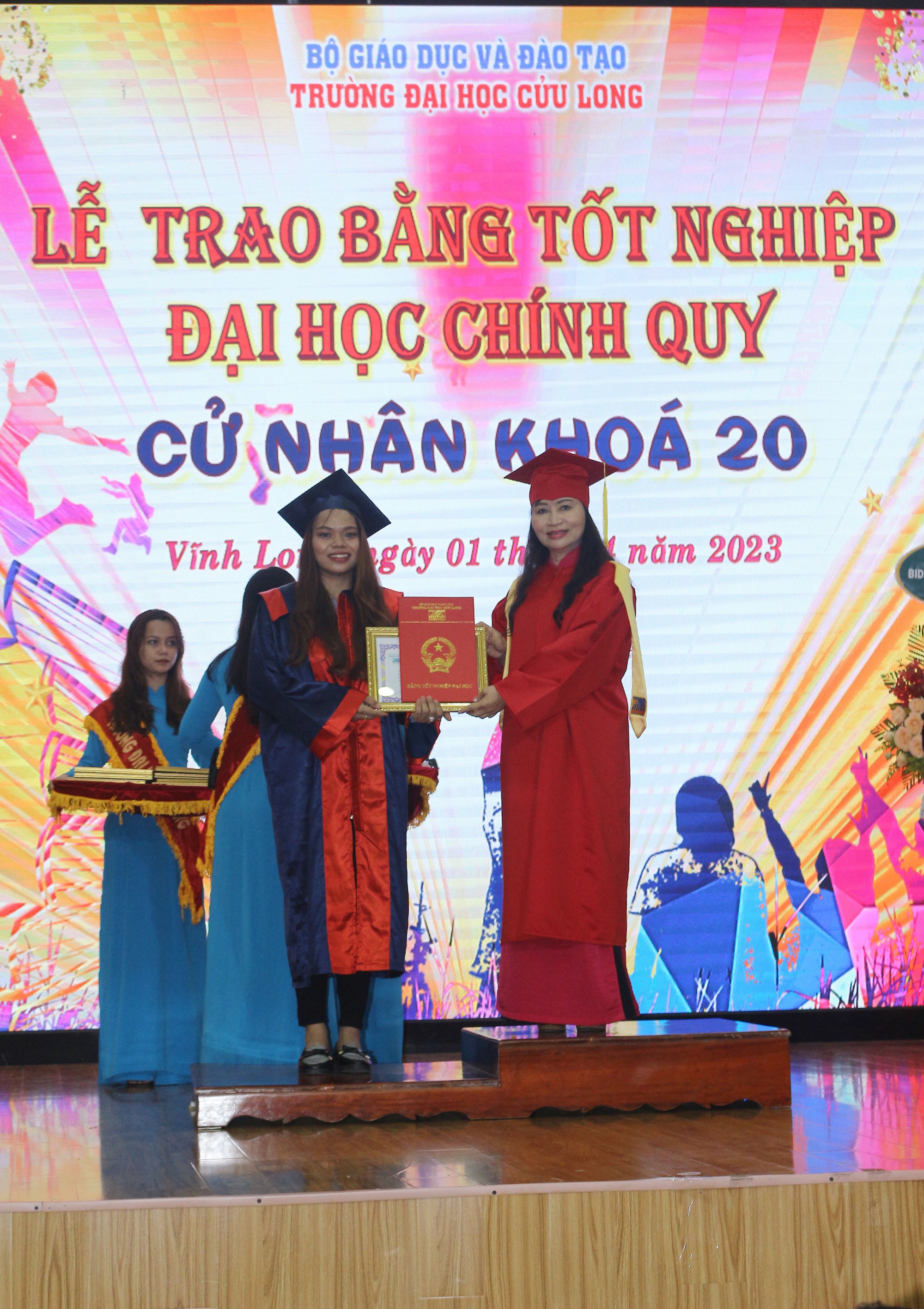 Trường ĐH Cửu Long trao bằng tốt nghiệp cho gần 300 t&acirc;n cử nh&acirc;n - Ảnh 5.