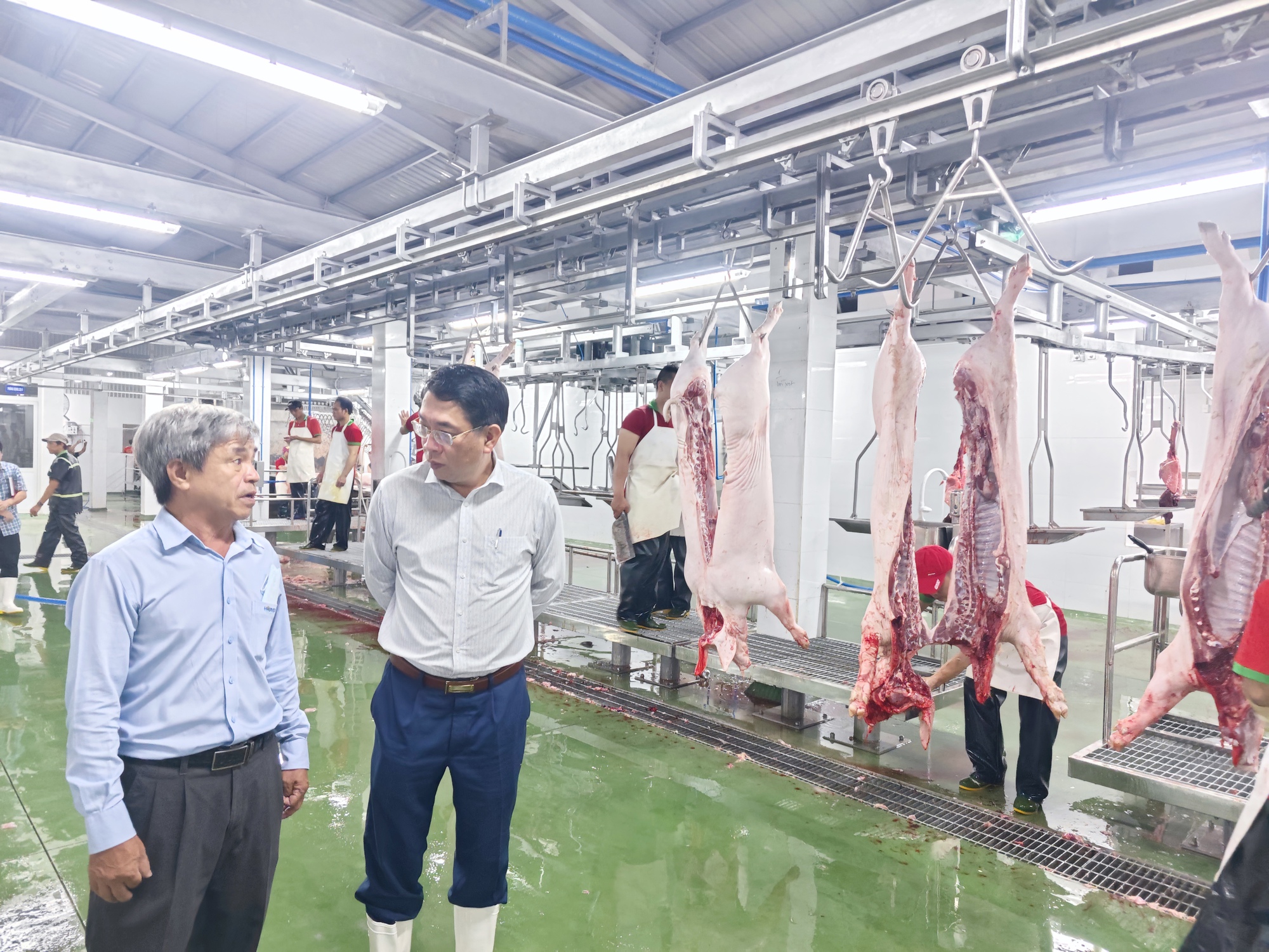 Cận cảnh 2 nhà máy giết mổ công nghiệp quy mô lớn ngày đầu tiên hoạt động ở TP HCM