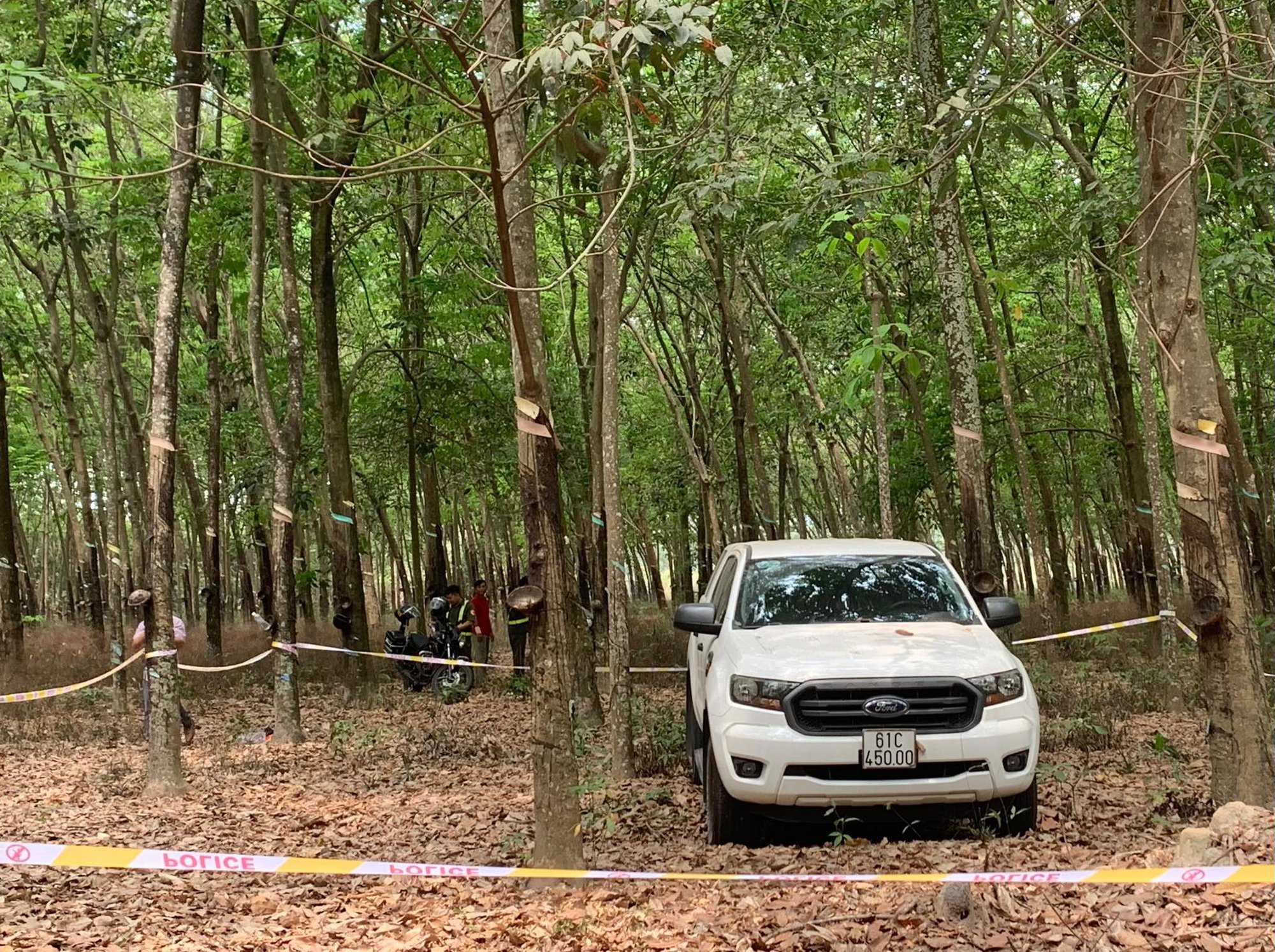 Công an đang bảo vệ xe bán tải của giám đốc người Trung Quốc sát hại nữ kế toán