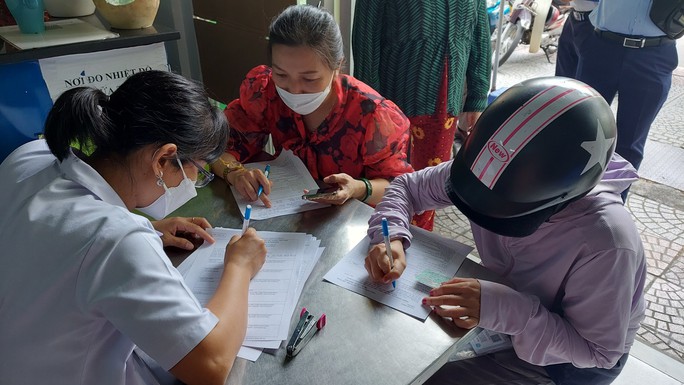 Nhân viên y tế tại các cơ sở khám, chữa bệnh sẽ luân phiên về y tế phường hỗ trợ