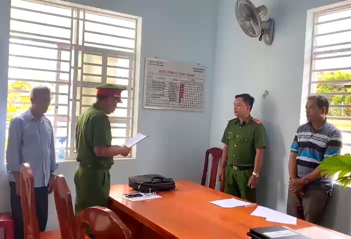 Nghi vợ ngoại t&igrave;nh, người đ&agrave;n &ocirc;ng l&agrave;m chết hơn 11 tấn t&ocirc;m - Ảnh 1.