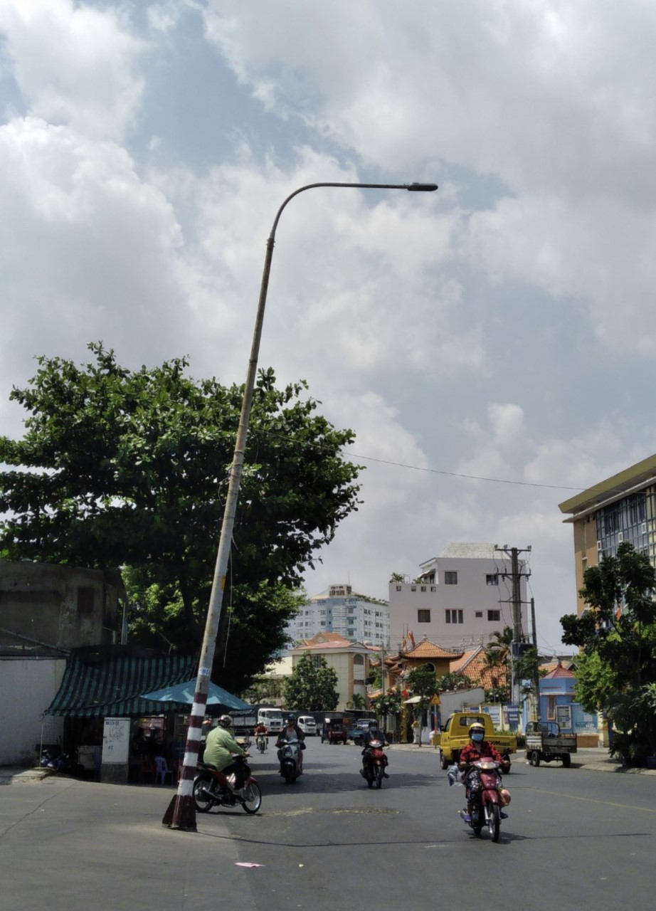 Những trụ đèn chiếu sáng bị bỏ quên