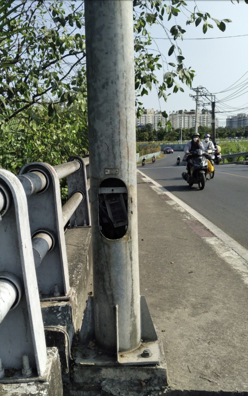 Những trụ đ&egrave;n chiếu s&aacute;ng bị bỏ qu&ecirc;n - Ảnh 2.
