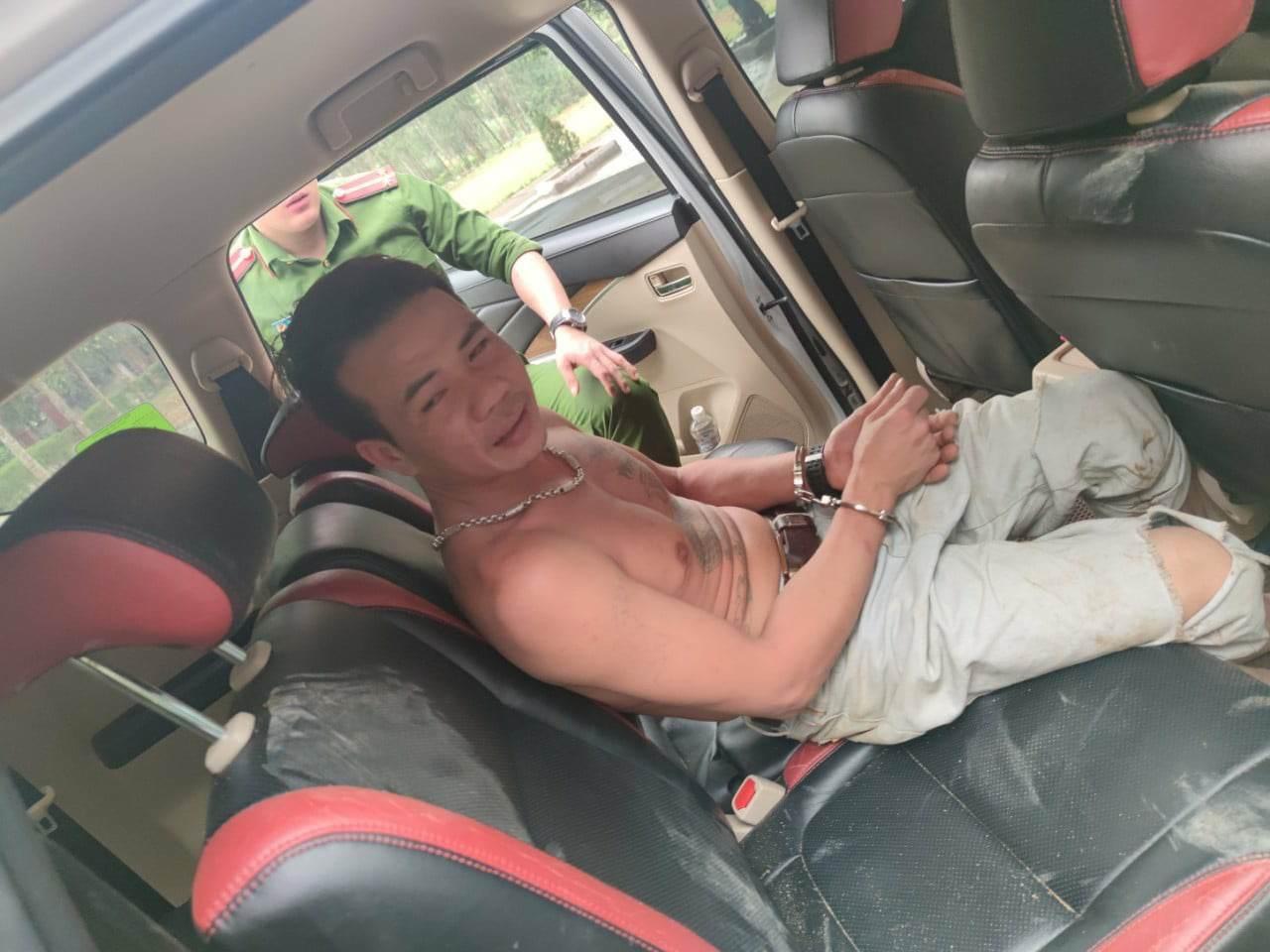 Say rượu lao ra giữa đường chặn xe ôtô, dọa giết công an