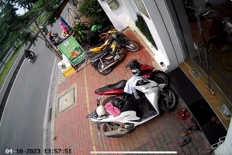 CLIP: Nam thanh niên bịt mặt gây án trong 30 giây ở TP HCM
