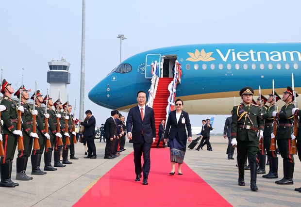 Chủ tịch nước V&otilde; Văn Thưởng đến Vientiane, bắt đầu thăm ch&iacute;nh thức L&agrave;o - Ảnh 2.