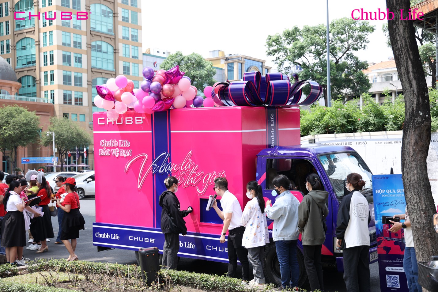Chubb Life gây thương nhớ Hà Nội và Tp.HCM với hộp quà “khổng lồ”