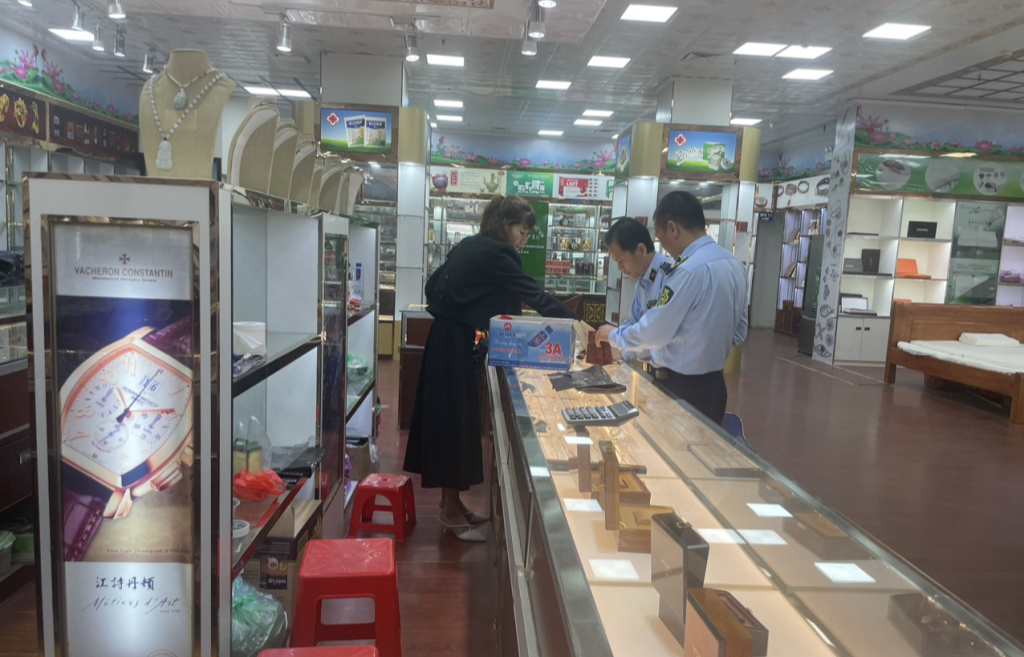 Li&ecirc;n tiếp ph&aacute;t hiện c&aacute;c cửa h&agrave;ng b&aacute;n mỹ phẩm giả c&aacute;c thương hiệu nổi tiếng - Ảnh 2.