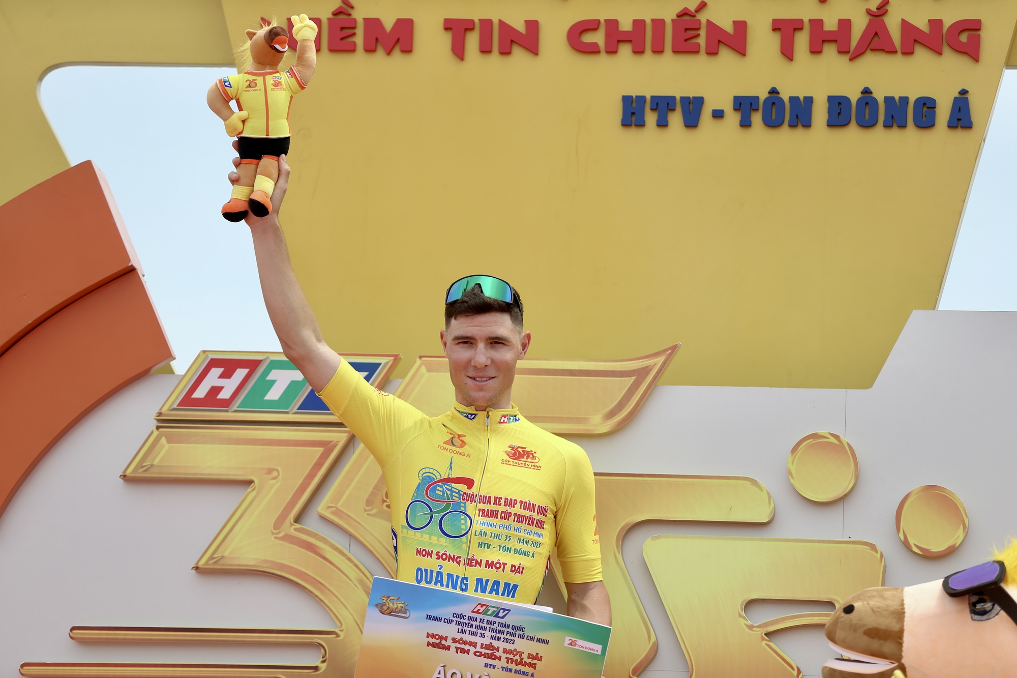 Về nhất chặng 8, Petr Rikunov giữ vững Áo vàng