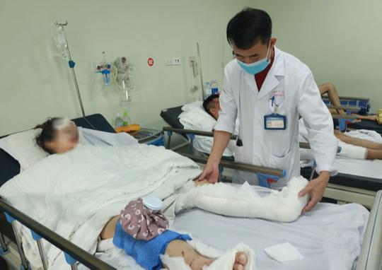Vụ tai nạn xe đi&ecirc;n t&ocirc;ng xe m&aacute;y: Diễn biến sức khoẻ 2 nạn nh&acirc;n nặng nhất - Ảnh 2.