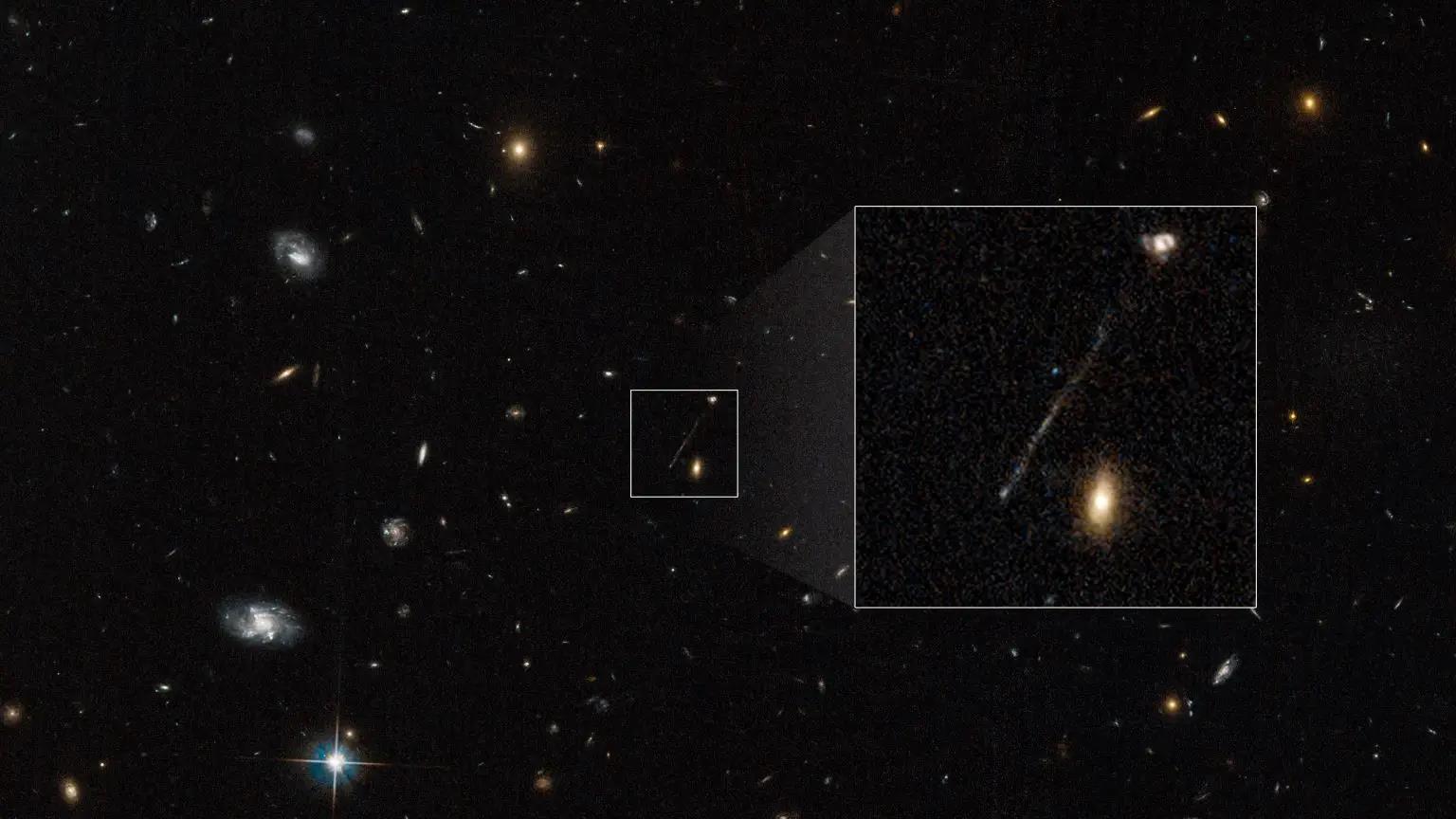 Ảnh sốc NASA: Quái vật bay tự do, đàn con dài 200.000 năm ánh sáng - Ảnh 1.