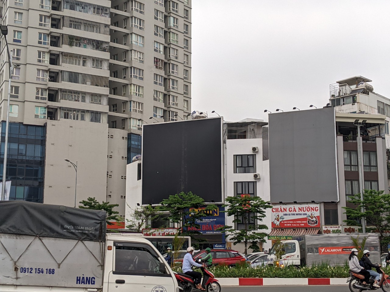 VIDEO: H&agrave;ng trăm bảng quảng c&aacute;o bất ngờ biến mất sau loạt b&agrave;i của B&aacute;o Người Lao Động - Ảnh 27.