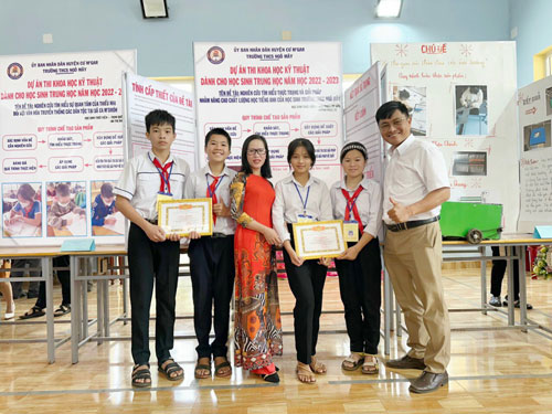 Cuộc thi viết "Người thầy kính yêu": Trao yêu thương cho học sinh đại ngàn