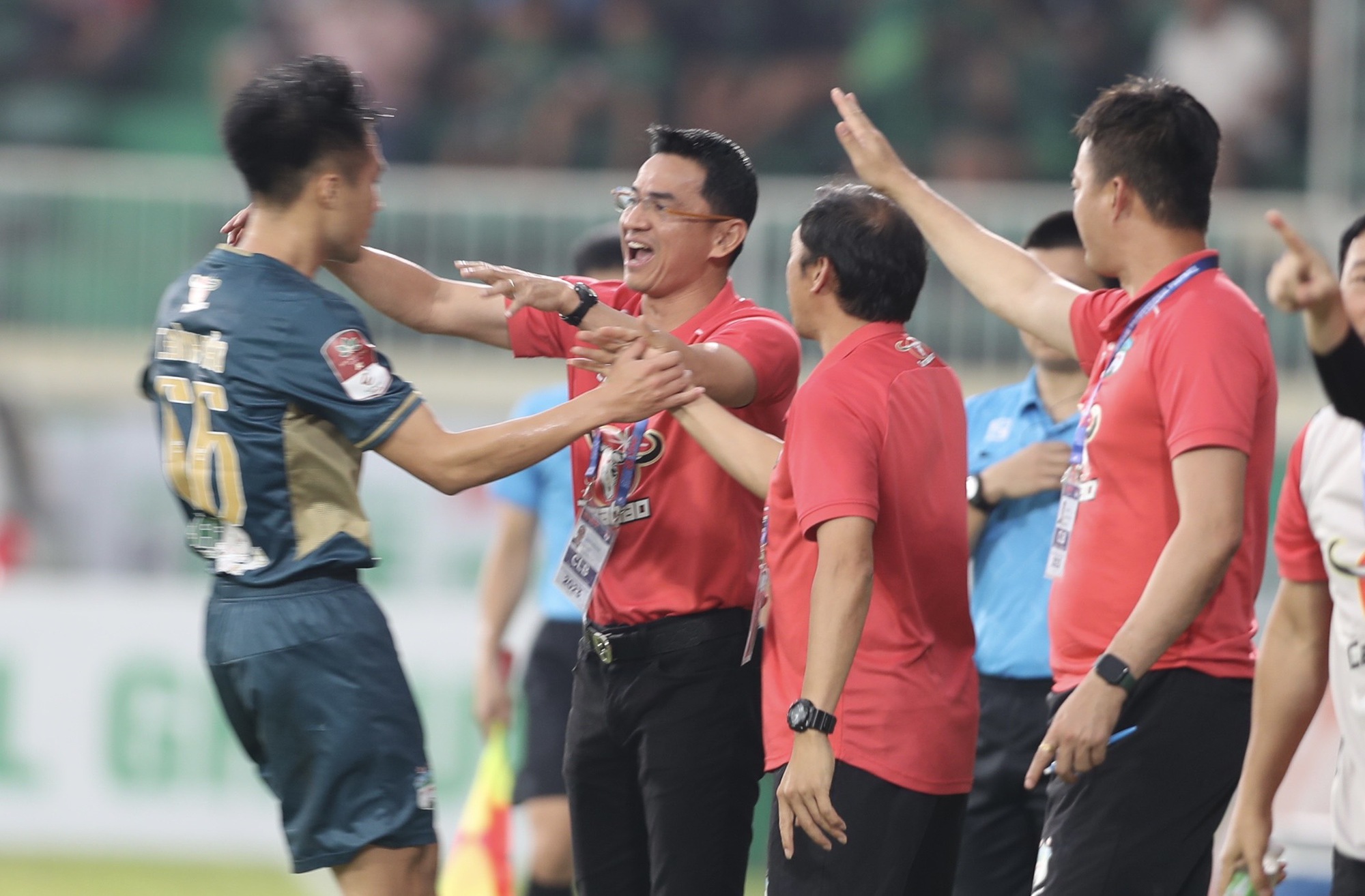 Hoàng Anh Gia Lai tiếp tục hòa trên sân nhà, Nam Định soán ngôi đầu bảng