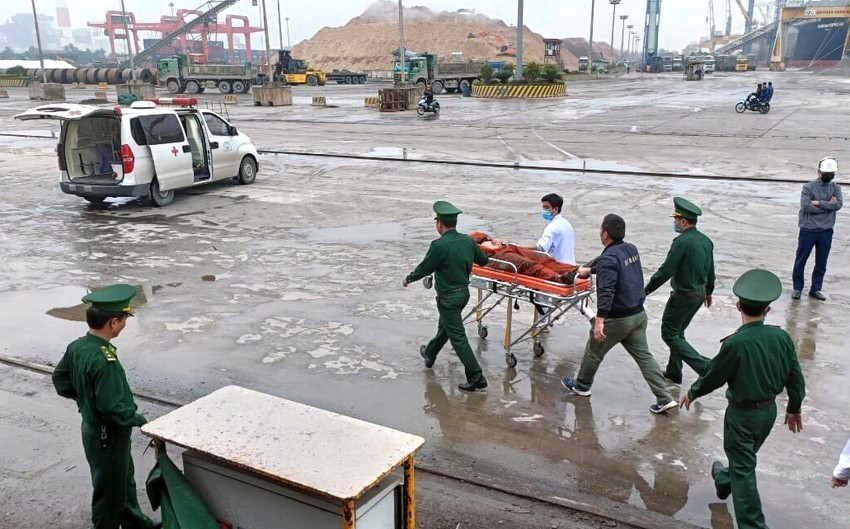 1 thuyền viên nước ngoài tử vong, 2 người hôn mê trên tàu neo ở cảng Nghi Sơn
